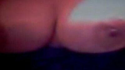 sexy Mädchen, das ihre großen Brüste vor der reife frauen wollen sex Webcam blinkt